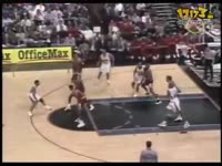 外奇葩节目慈善募捐 男子街头搭讪美女吸乳20