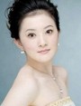 金铭<BR>金铭是娱乐明星中高考最耀眼的一位，因为她考上了北京大学。金铭本可以轻松被保送到一些表演院校，可从小就爱学习的她却对北大颇为青睐。于是，金铭在高三那年谢绝了一切演出活动，也谢绝了“特招”的诱惑，开始艰苦的备考，最后取得好成绩，光英语一科就考了110多分。