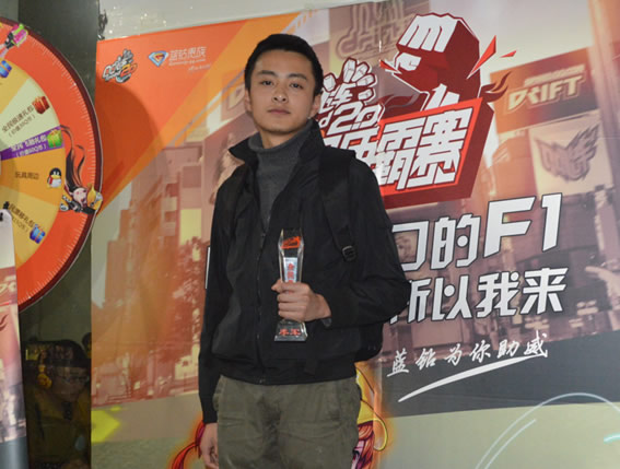 加扣扣飞车群411345331有帅哥妹纸一起任务