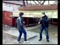 巴西整人节目 乘电梯身边惊现抱婴女孩_1717