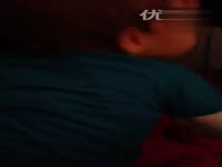 <em>哥哥</em>模仿<em>妹妹</em>摔倒,<em>哥哥</em>挠<em>妹妹痒痒</em>把<em>妹妹</em>逗得