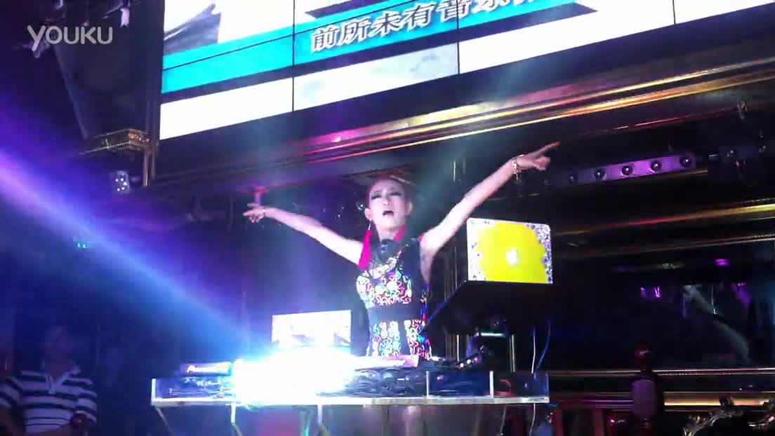 视频片段 深圳mini club驻唱女dj summer现场打碟-深圳