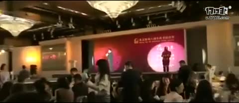 郭美美穿透视装参加慈善拍卖 豪放露.乳贴