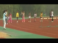 NBA搞笑视频:最搞笑的美女跨栏比赛 钻栏底推