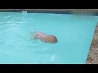最热 外国小孩逆天惊人!16个月宝宝独自游过泳