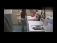 疯子小宝-<em>性感美女</em>脱衣服<em>洗澡</em>!两个帅哥看呆了