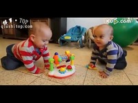 直击 超萌双胞胎宝宝搞笑视频集锦!-超萌双胞胎