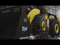 世界上最大的轮式装载机视频表演在车间工作-