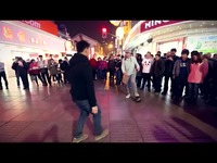 【奇趣视界】足球达人游中国 街头炫球技-达人
