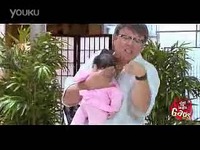 戴<em>奶罩</em>的男人<em>喂孩子吃奶</em>【<em>美女</em>搞笑】-