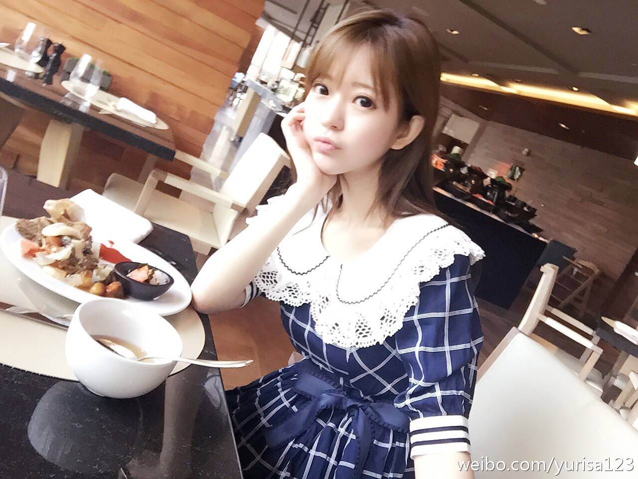 Q:听说Yurisa是一个非常喜欢动漫的女孩子,平时都有看些什么动漫呢?印象最深刻的角色是什么呢? Yurisa:相比动漫,我比较偏向看漫画书,我比较喜欢90年代日本的动漫,对于美少女战士或者爱天使传说一样的少女变身类的比喜欢。Clamp的所有作品都非常喜欢!Katsuhiro Otomo的阿基拉或者新世纪福音战士,铳梦,天国之扉,城市猎人,不可思议的游戏,恐怖宠物店,奇形怪状系列,海贼王或者七龙珠也都非常喜欢!啊~对了!寄生兽也都沉浸其中!印象里最深的角色就是新世纪福音战士里的明日香和寄生兽里的田宫玲子