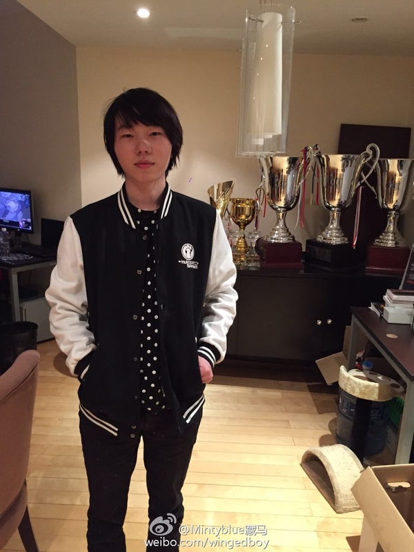 在开始他的dota2职业生涯后先后征战于img,饭团两家俱乐部,并且在1,2